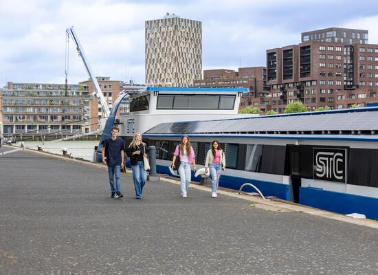 studenten bij duurzaam binnenvaartschip Ab Initio
