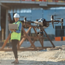 twee studenten aan het werk met een drone