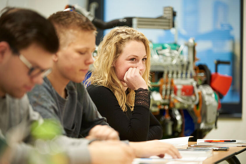 Studenten in een klaslokaal, aandachtig bezig met hun mbo bol opleiding tot Specialist transport en logistiek