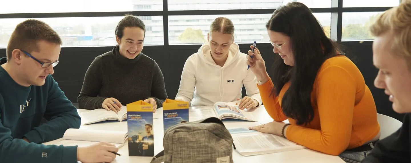 Studenten in groepsverband aan het werk