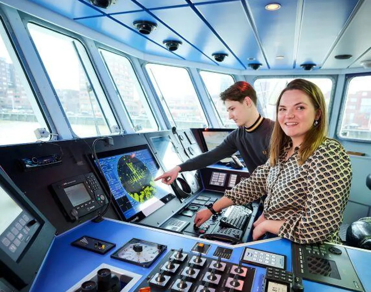 student Idske in de stuurhut van een schip