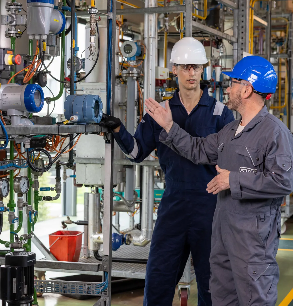 Cursist van STC next krijgt uitleg van docent in Oefenfabriek op locatie Brielle
