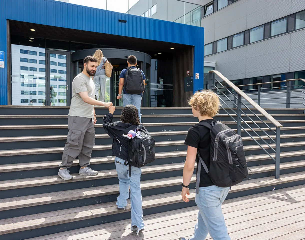 vmbo-leerlingen worden begroet door docent op locatie Waalhaven zuidzijde 16 in Rotterdam