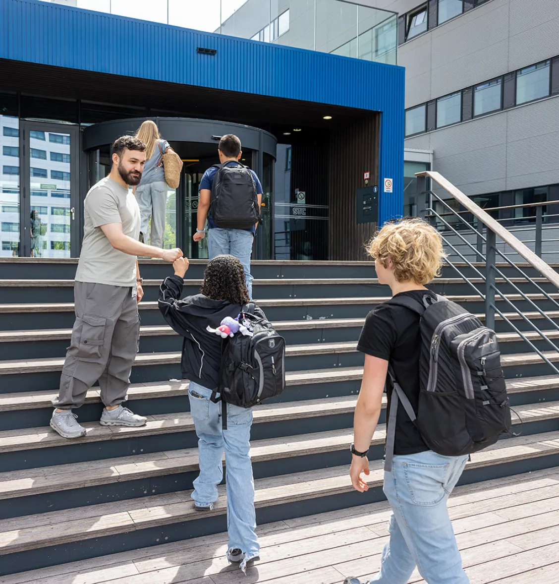 vmbo-leerlingen worden begroet door docent op locatie Waalhaven zuidzijde 16 in Rotterdam