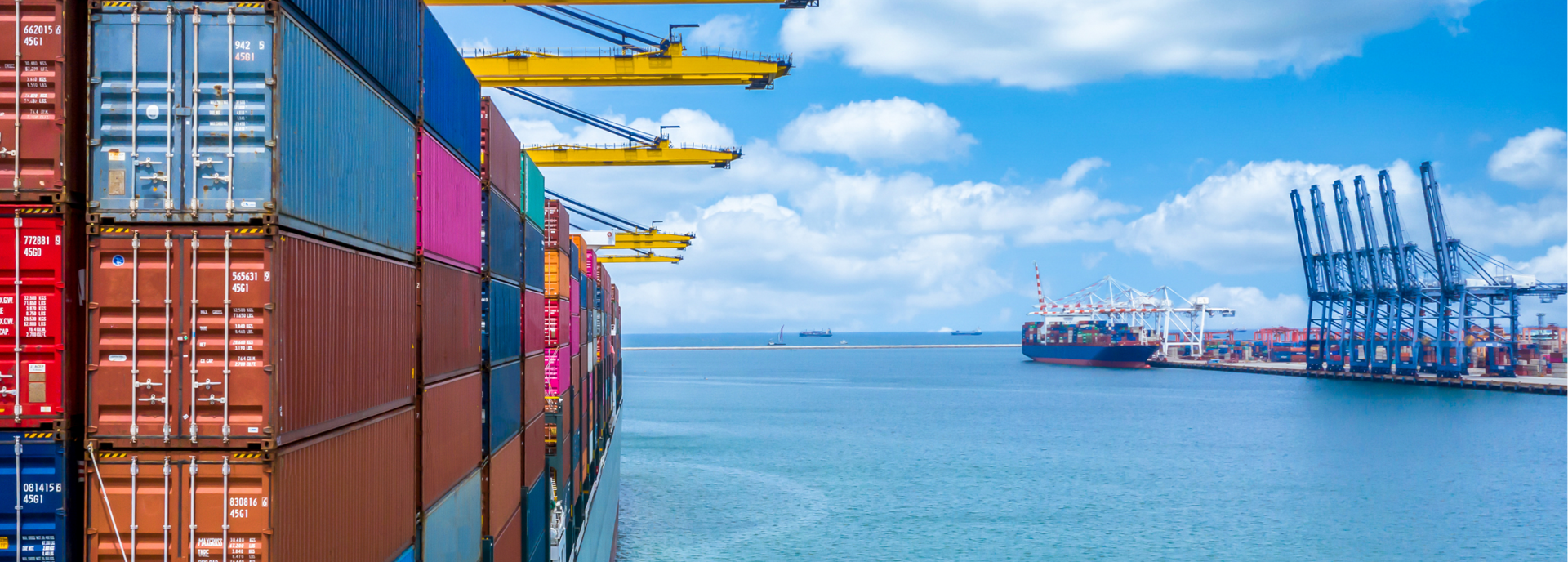 Containers op een varend schip