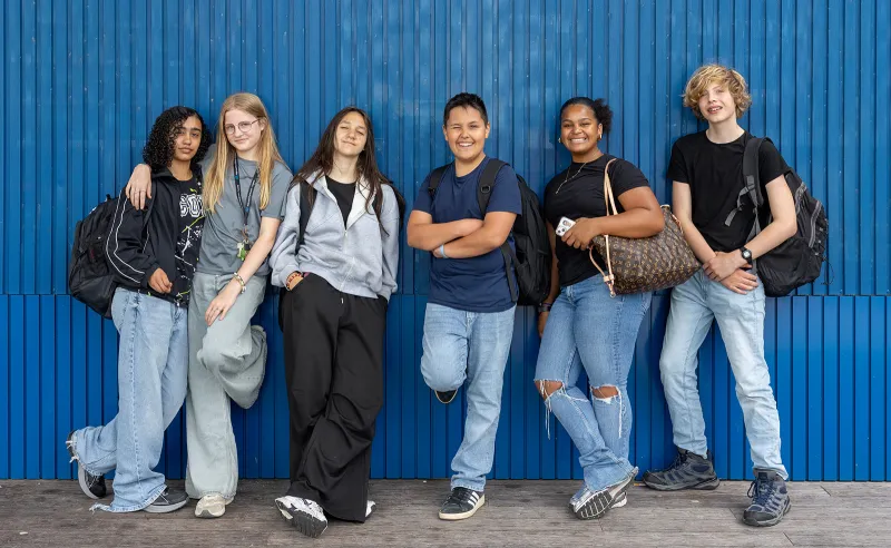 Groep leerlingen van vmbo voor het schoolgebouw