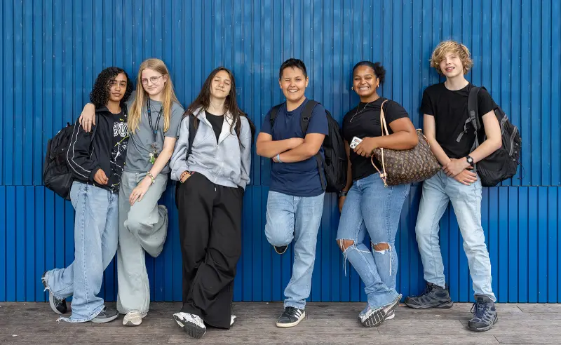 Groep leerlingen van vmbo voor het schoolgebouw