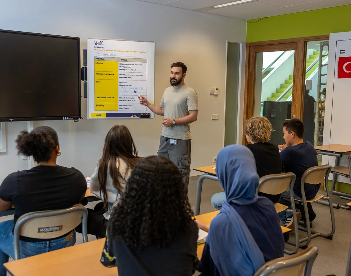 docent voor de klas bij STC vmbo