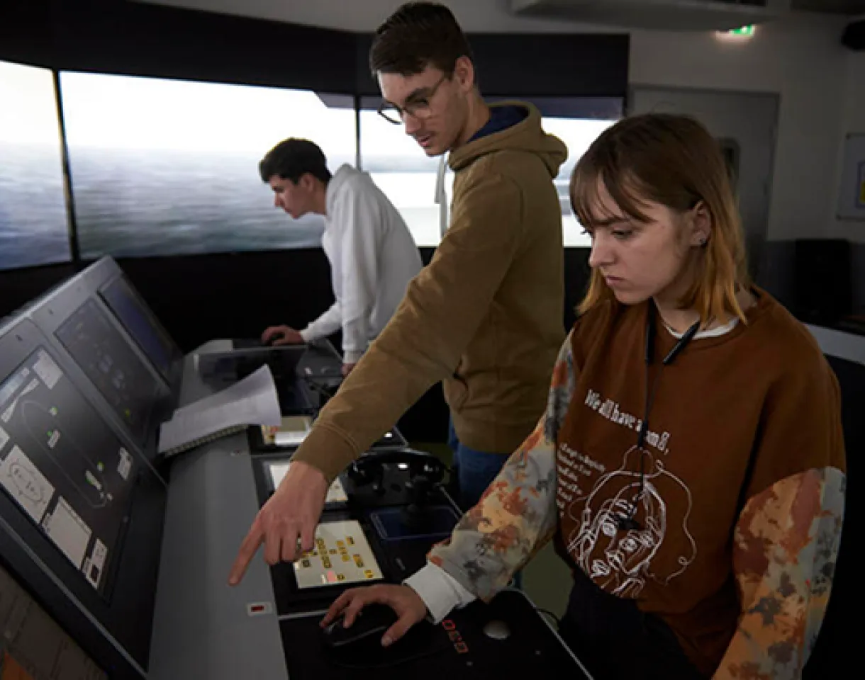 Student en docent aan het werk in een van de simulatoren bij STC