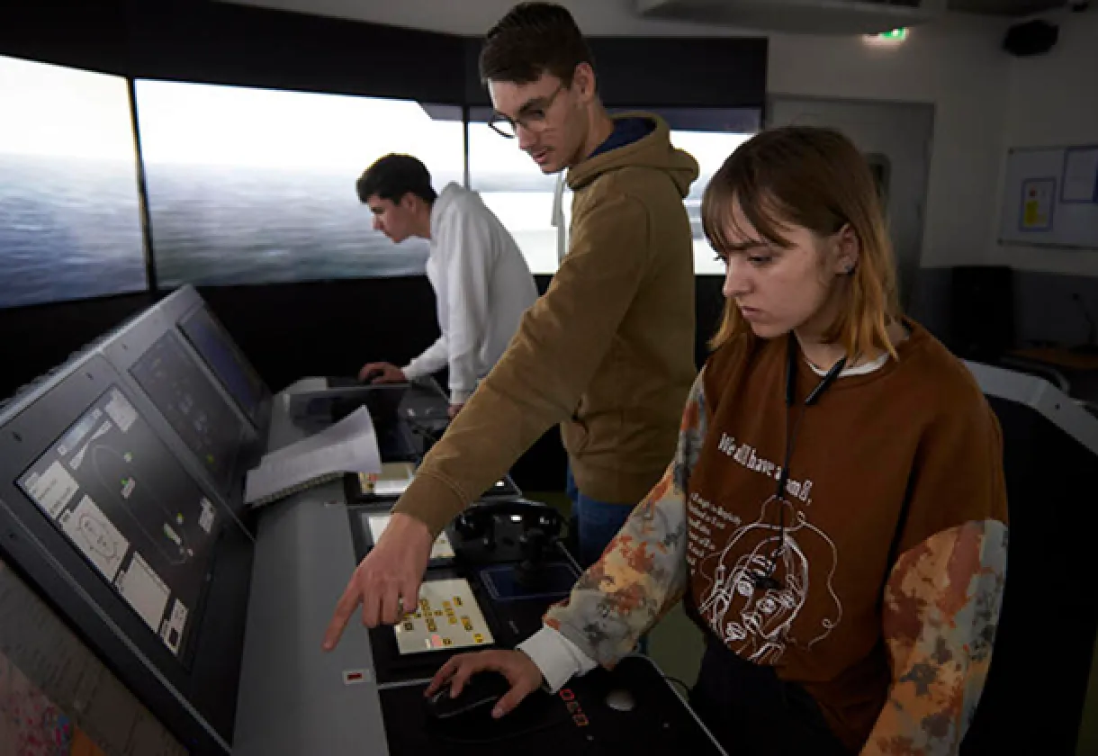Student en docent aan het werk in een van de simulatoren bij STC