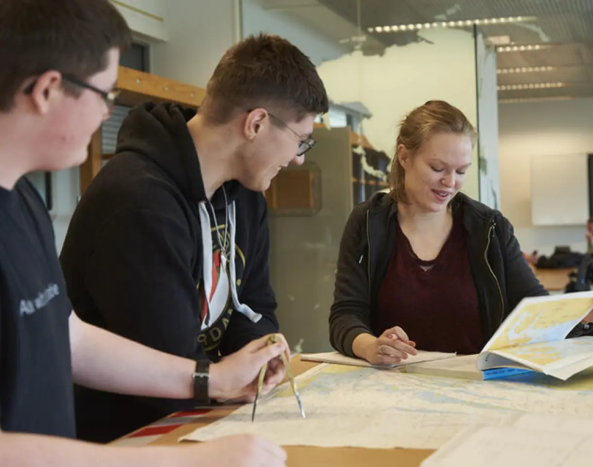 Studenten en docenten bekijken samen navigatie kaarten