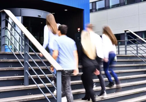 Studenten op de trap bij STC Waalhaven