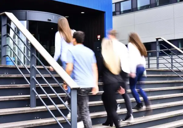 Studenten op de trap bij STC Waalhaven