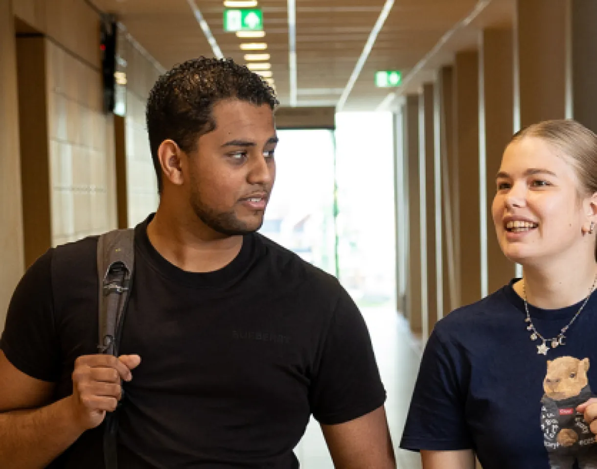student aan het praten in de gang van STC Waalhaven