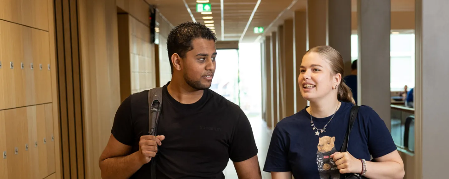 student aan het praten in de gang van STC Waalhaven