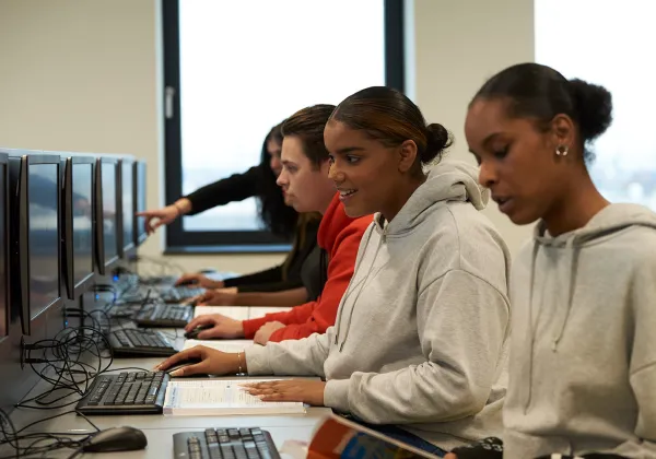 studenten aan het werk met computer