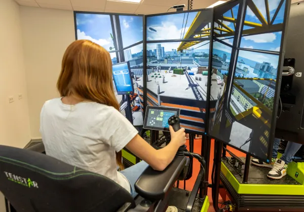 leerling bezig in de simulator