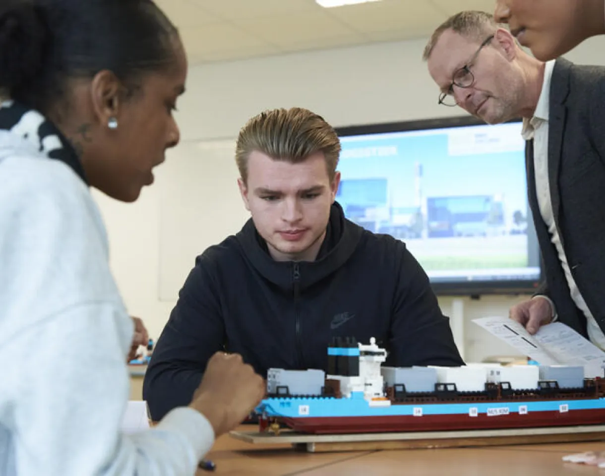 student en docent bekijken modelschip