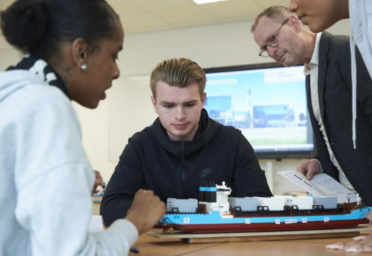student en docent bekijken modelschip
