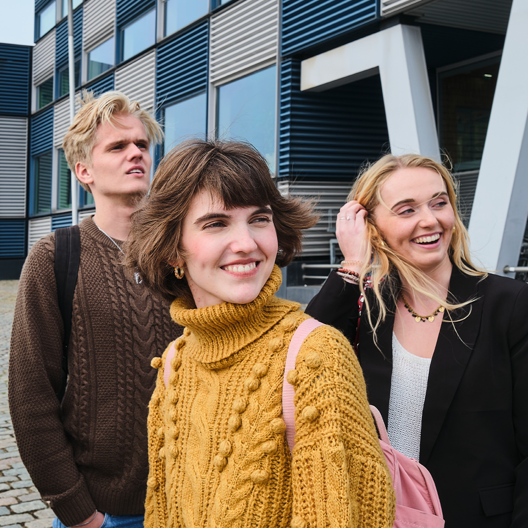 hbo-studenten voor de onderwijslocatie bij  STC op de Lloydstraat 300 in Rotterdam