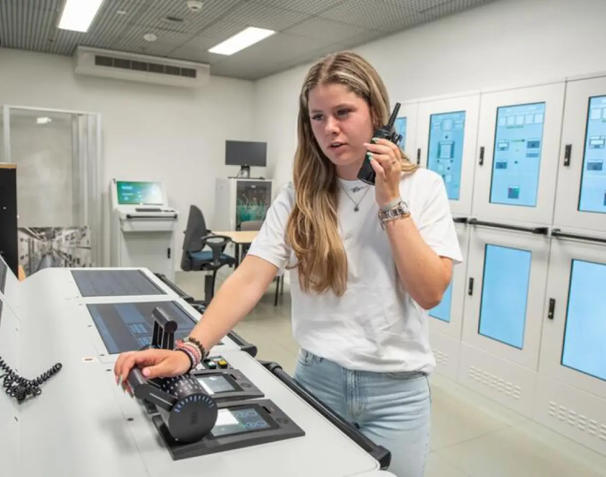student aan het werk in een van de simulatoren van STC