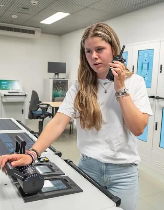 student aan het werk in een van de simulatoren van STC