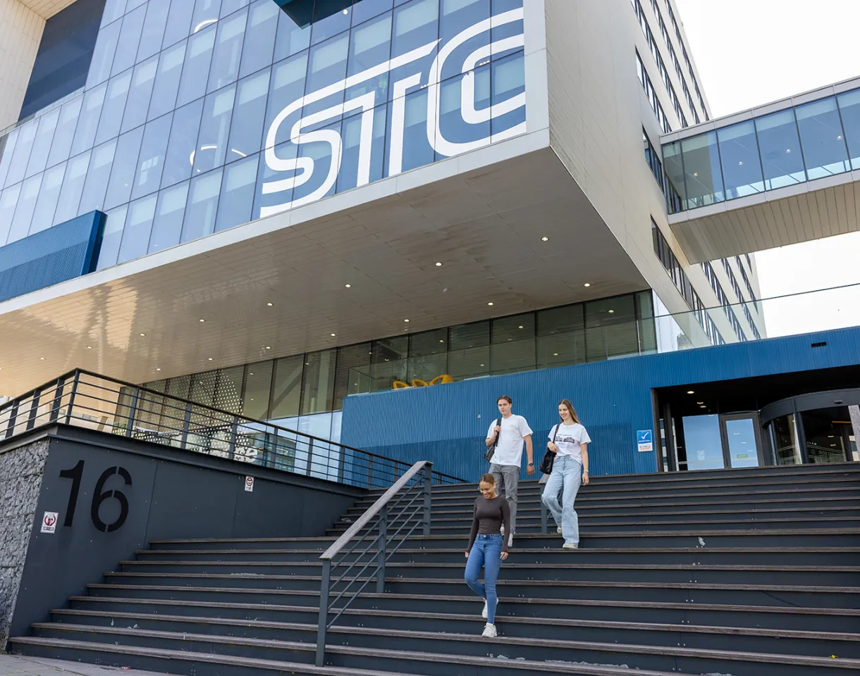 studenten op de trap van STC Waalhaven