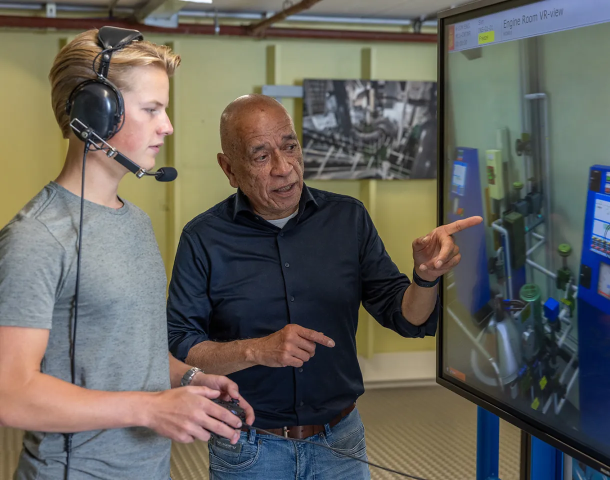 mbo-student krijgt uitleg van docent in machinekamersimulator op locatie Lloydstraat 300 in Rotterdam