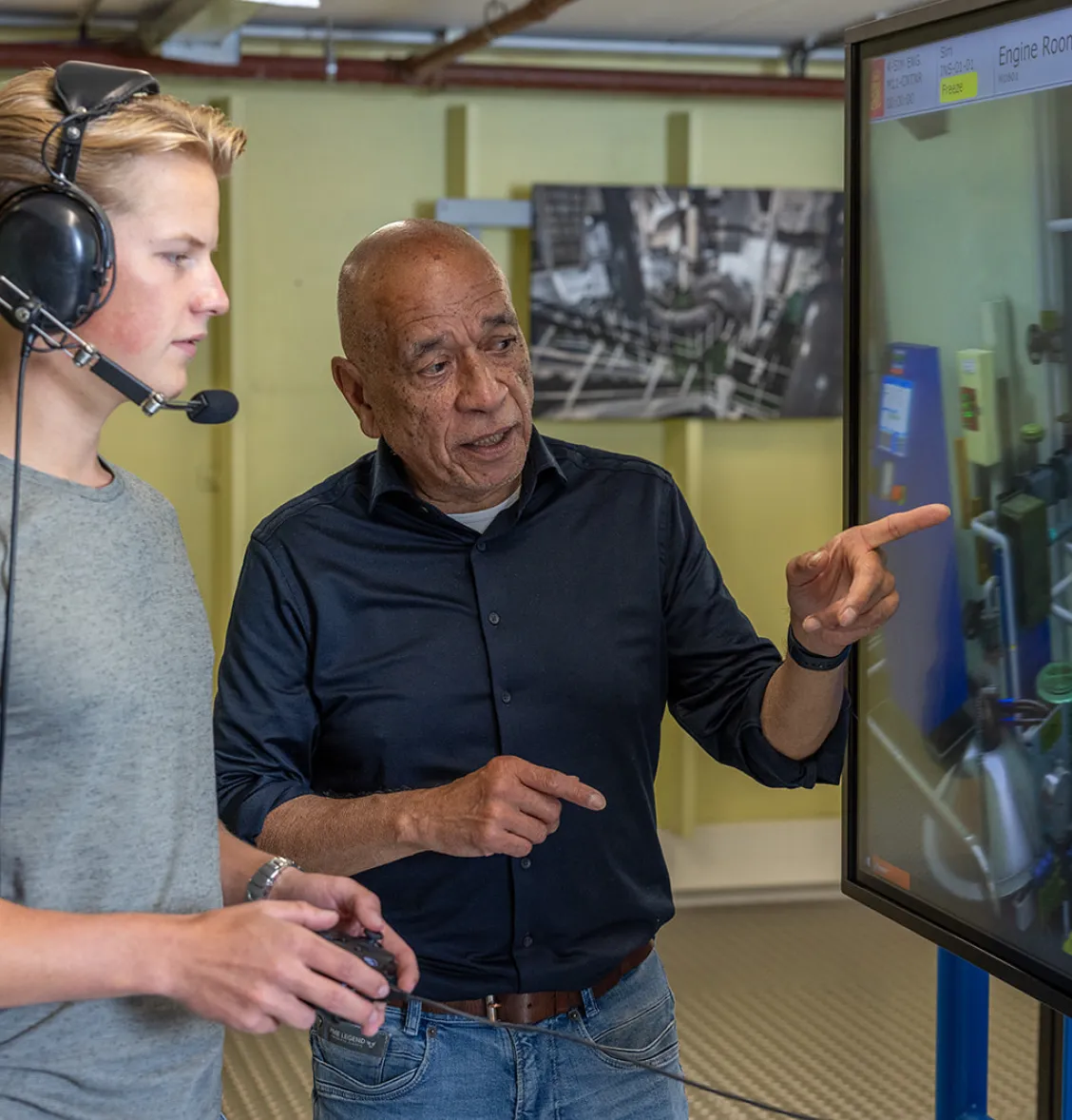 mbo-student krijgt uitleg van docent in machinekamersimulator op locatie Lloydstraat 300 in Rotterdam