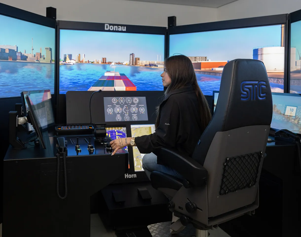 student aan het werk in simulator