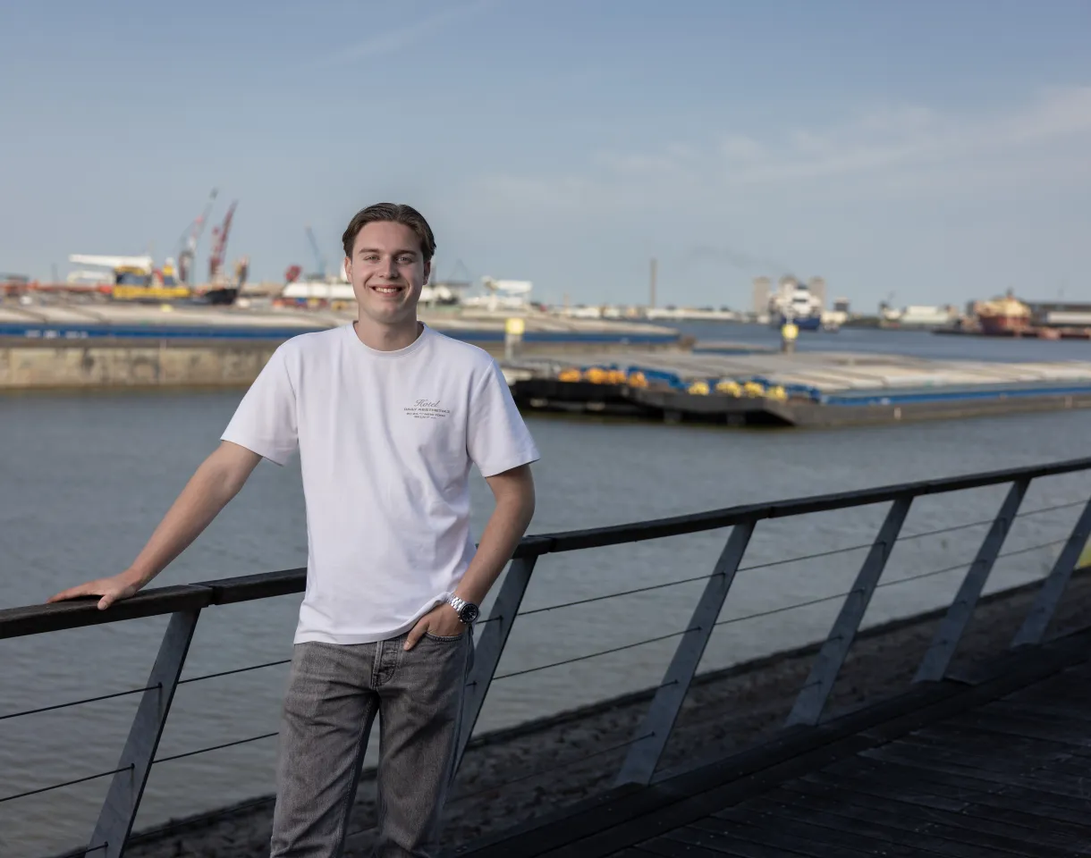 student buiten op stc locatie waalhaven