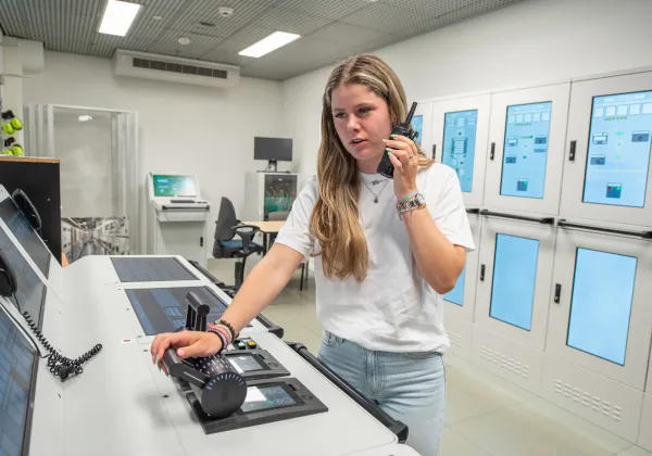 student aan het werk in een van de simulatoren van STC