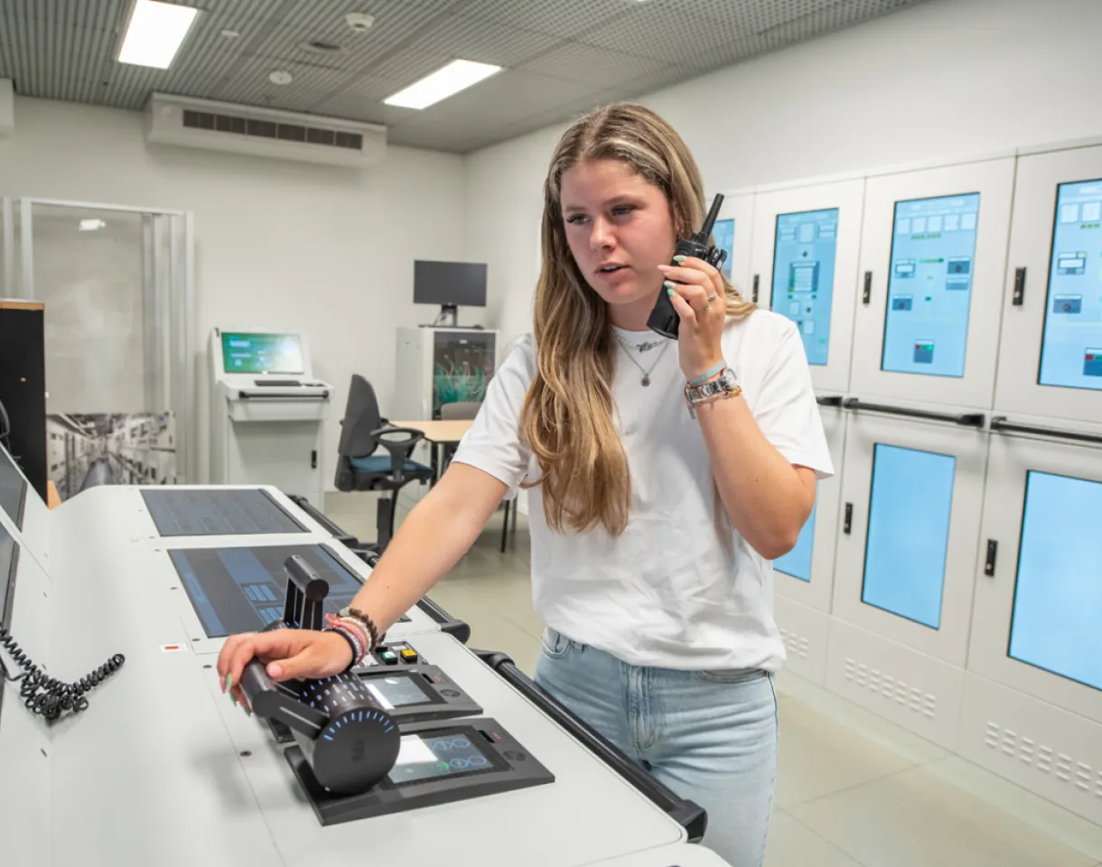 student aan het werk in een van de simulatoren van STC