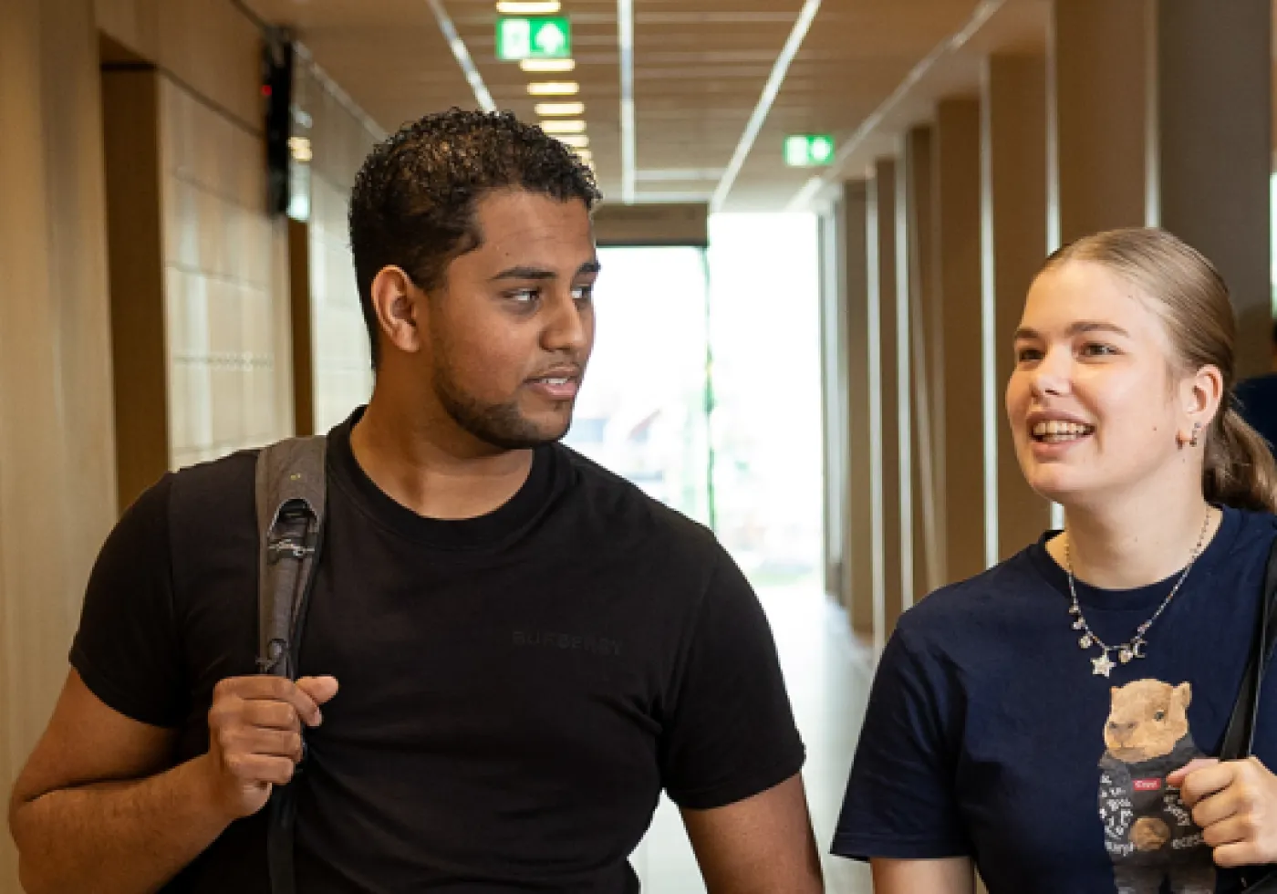 studenten in gesprek op locatie Waalhaven