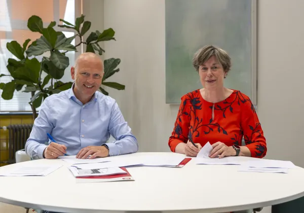 tekenmoment tussen hogeschool Rotterdam en STC